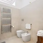 Guesthost - Palazzo Della Pilotta Roomy And Quiet Flat Apartment