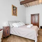 Guesthost - Palazzo Della Pilotta Roomy And Quiet Flat Apartment *