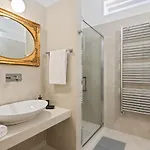 Guesthost - Palazzo Della Pilotta Roomy And Quiet Flat Apartment