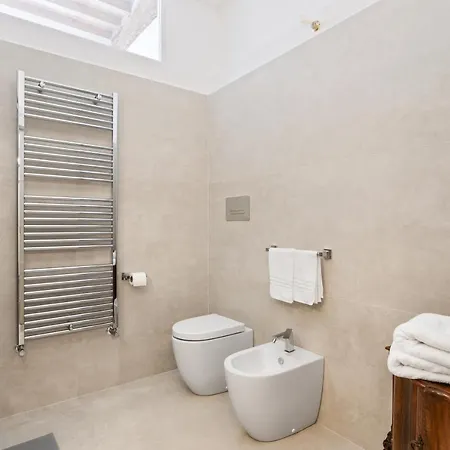 Guesthost - Palazzo Della Pilotta Roomy And Quiet Flat דירה