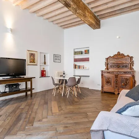 Guesthost - Palazzo Della Pilotta Roomy And Quiet Flat