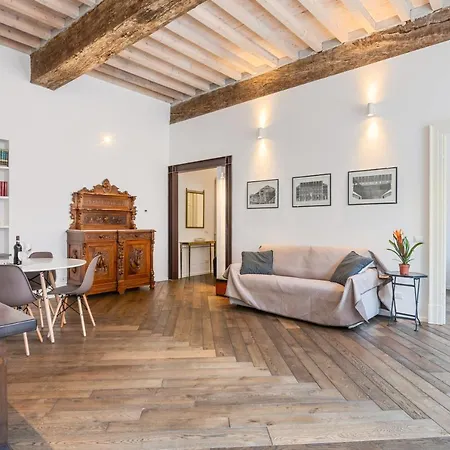 Guesthost - Palazzo Della Pilotta Roomy And Quiet Flat *