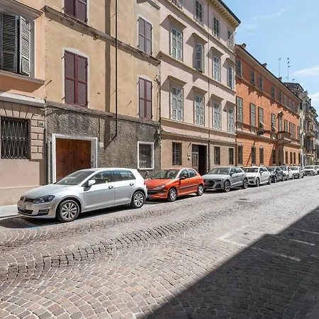 Guesthost - Palazzo Della Pilotta Roomy And Quiet Flat פארמה
