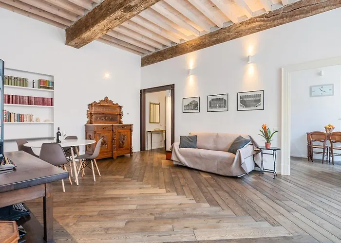 Guesthost - Palazzo Della Pilotta Roomy And Quiet Flat *